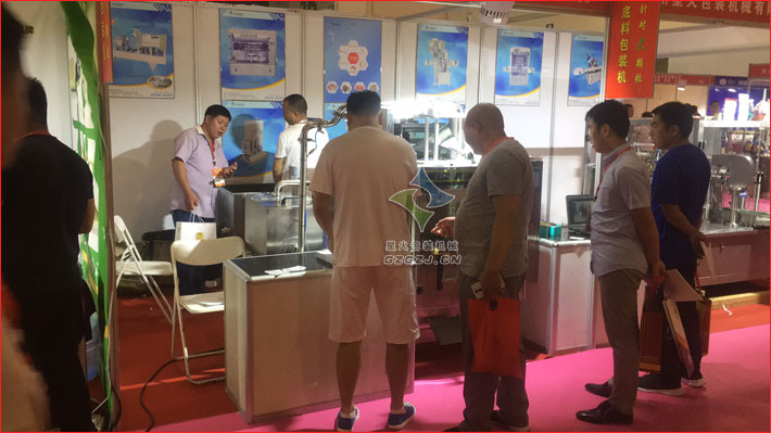 給袋式醬料包裝機(jī),火鍋底料包裝機(jī)